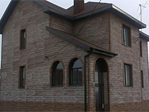 Дом с отделкой фасадными панелями Docke-R Fels