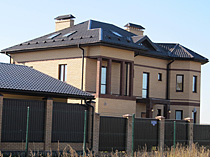 Дома с крышей из металлочерепицы Grand Line