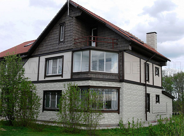 Дом с отделкой фасада панелями Деке - фото