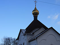 Кровельные битумные листы на крыше церкви - фото