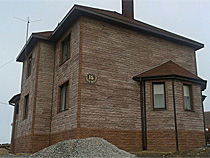 Дом с отделкой фасадными панелями Дёке-Р Fels