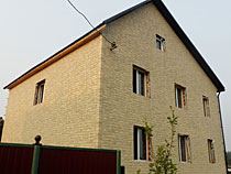 Фасад дома с отделкой цокольным сайдингом Docke-R Stein
