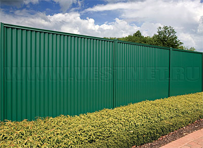 Забор из профнастила - фото