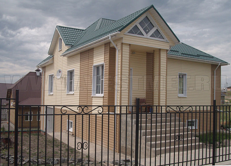 Фото 1 - дом с фасадом из сайдинга Деке Блок Хаус, цвет Карамель и Лимон