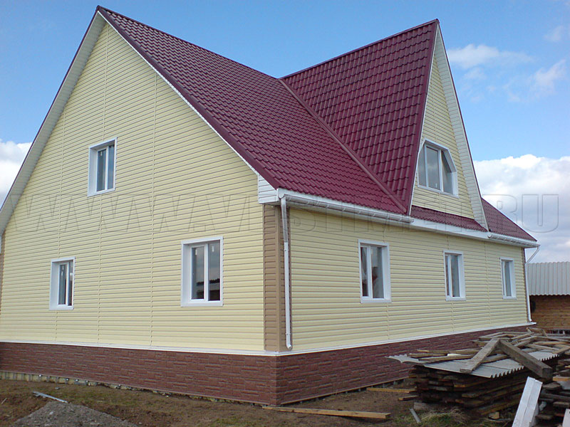 Фото 1 - дом с фасадом из сайдинга Деке Корабельный брус, цвет Лимон