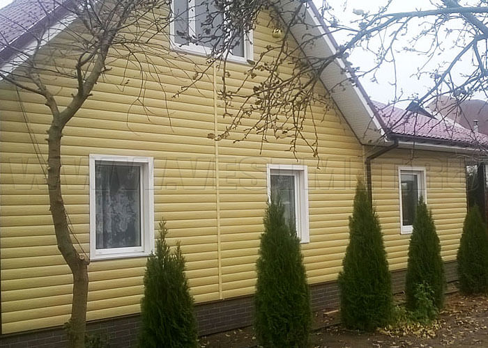 Фото 2 - дом с фасадом из сайдинга Docke Woodslide, цвет Айва