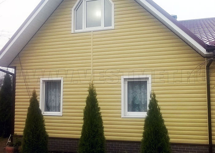 Фото 4 - дом с фасадом из сайдинга Деке Вудслайд, цвет Айва