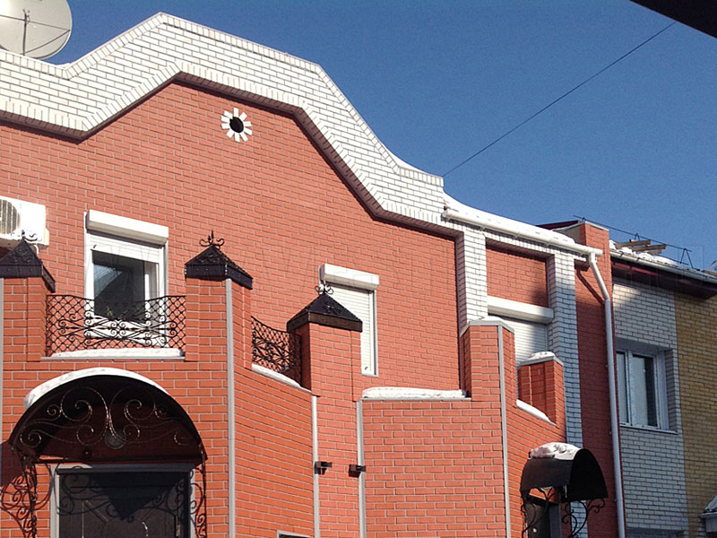 Фото 10 - дом с отделкой фасадными панелями Berg, цвет Кирпичный