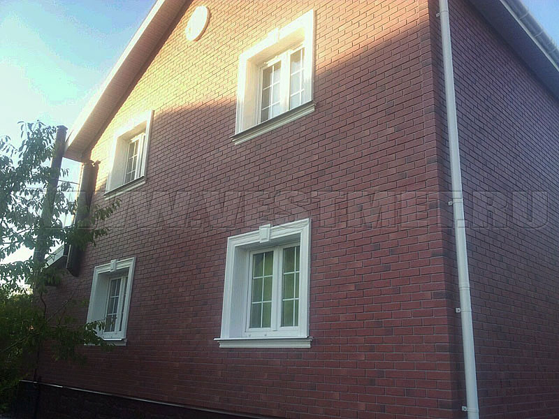 Фото 6 - дом с отделкой фасадными панелями Berg, цвет Вишневый