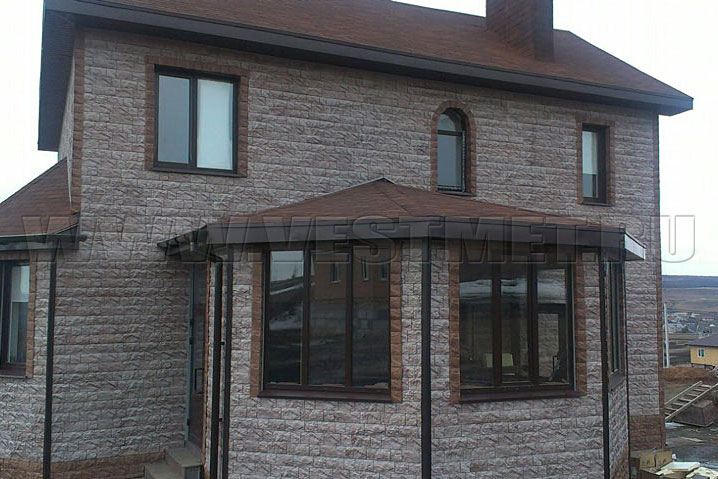 Фото 3 - дом с отделкой цокольным сайдингом Docke-R Fels, цвет Ржаной и Терракотовый