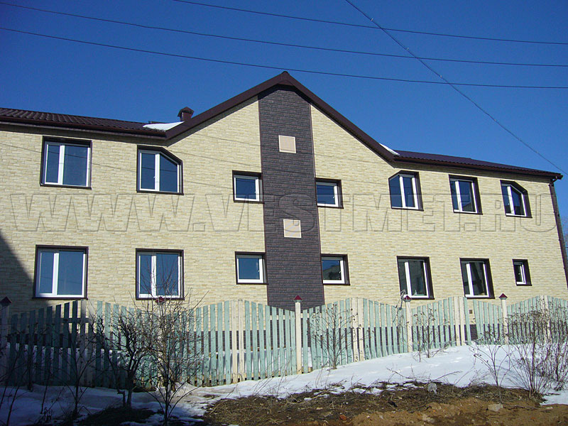 Фото 2 - дом с отделкой фасадными панелями Деке-Р Stein, Янтарный, Темный Орех
