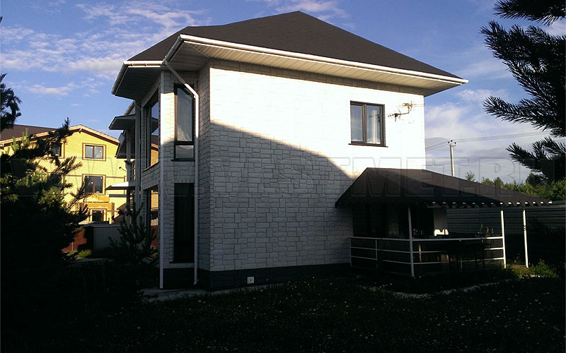 Фото 1 - фасад с отделкой панелями Fineber серии Камень Крупный, цвет Песочный