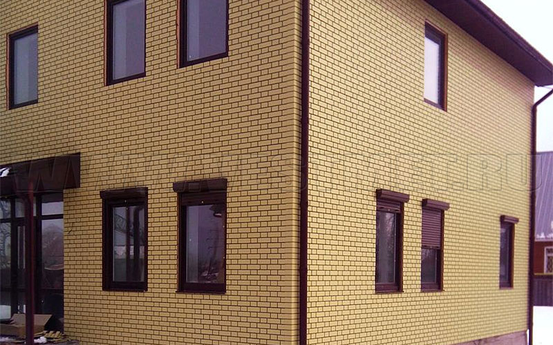 Фото 1 - фасад с отделкой панелями Fineber серии Кирпич облицовочный, цвет Желтый