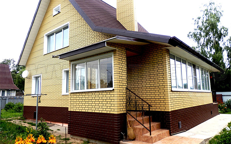 Фото 3 - фасад с отделкой панелями Fineber серии Кирпич облицовочный, цвет Желтый