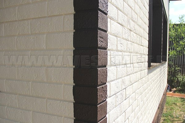 Фото 1 - фасад с отделкой полипропиленовыми панелями Гранд Лайн Состаренный кирпич, цвет Молочный, угол - Шоколадный