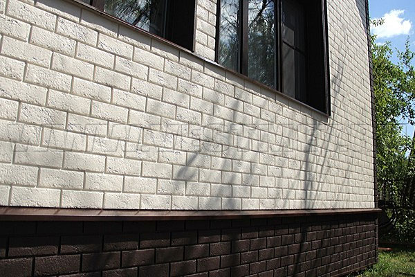 Фото 4 - фасад с отделкой полипропиленовыми панелями Гранд Лайн Сланец, цвет Молочный, цоколь - Коричневый