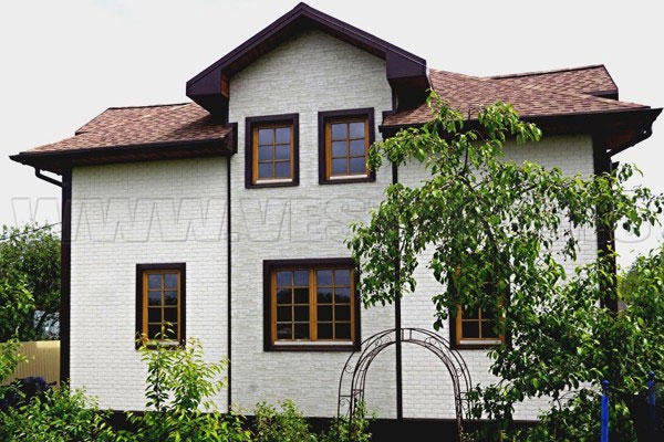 Фото 6 - дом, отделанный полипропиленовыми фасадными панелями Гранд Лайн серии Состаренный кирпич, цвет Молочный и Шоколадный