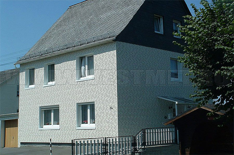Фото 4 - фасад с отделкой панелями Цирер, Клинкерный кирпич Риф, цвет Белый